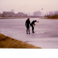 Hij moet hier ergens onder zitten.